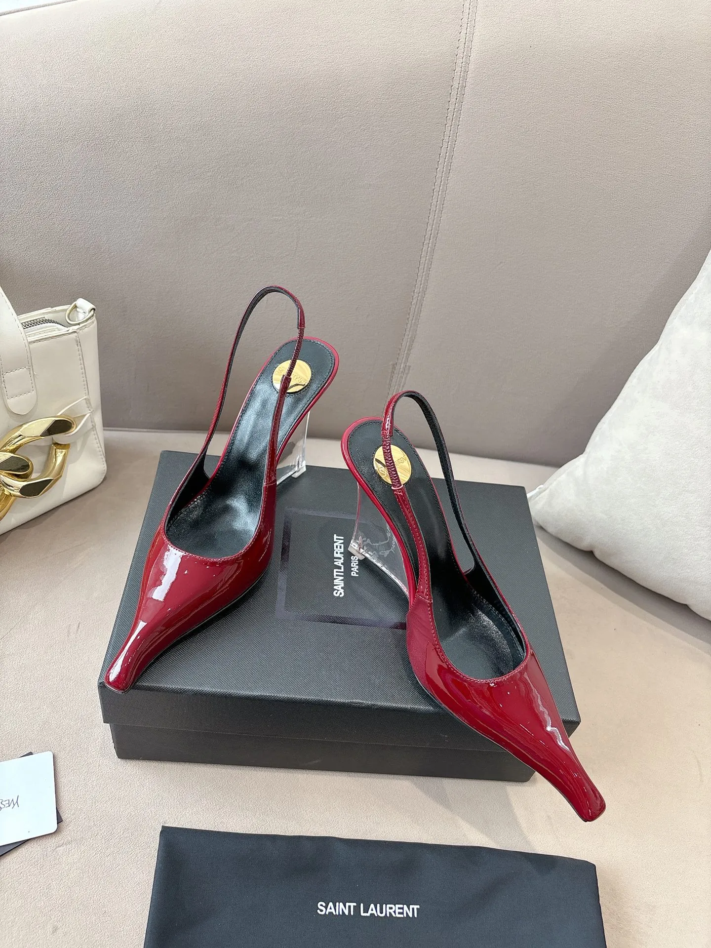 👟👟Ex-factory price 640👟👟 Yves Saint Laurent YSL 25ss/autumn and winter ready-to-wear series catwalk style high heels. The design of the toe and transparent heel, the final effect is quite impressive. Only YSL understands women's hearts best and does not accept refutation. It is a super invincible feminine artifact and a must-have for women (z-product full-body customization, own molded hardware accessories, perfect consistency) ✔ Upper: imported cow patent leather ✔Inner lining: imported goatskin ✔Sole: imported genuine leather outsole ✔Heel height: 10.5cm ✔Number of yards: 36-39 (40, 41, 42 can be customized and non-returnable) (Full set of packaging)